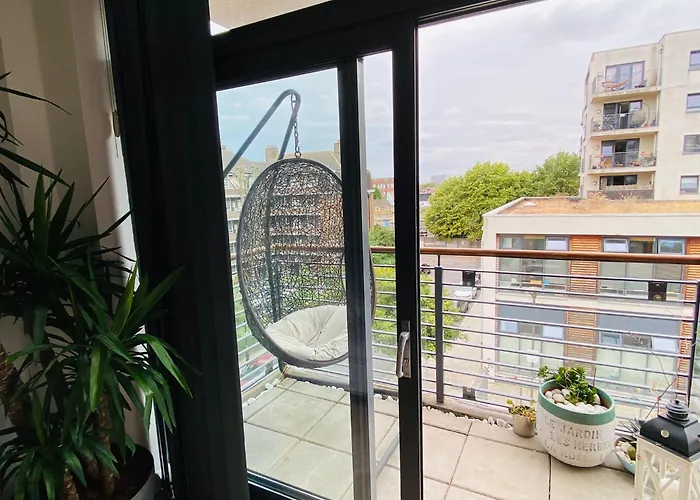 Cosy 1 Bedroom Apartment With Balcony Near Chiswick